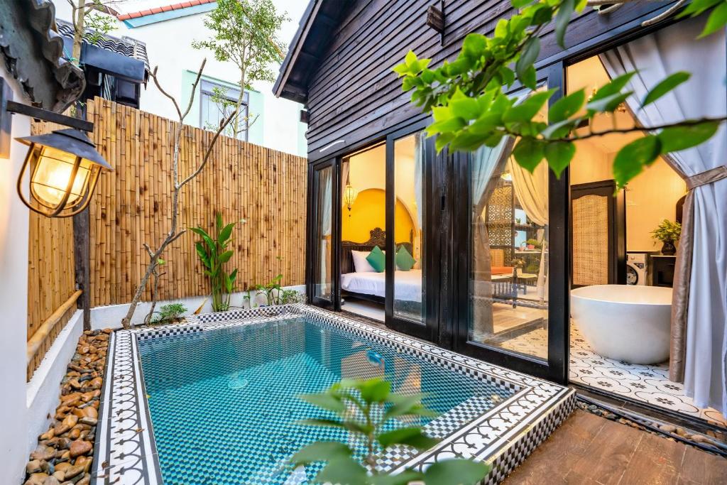una piscina nel cortile di una casa di Hoi An Oasis Rosie Villa - 1 Bedroom with Private Pool and Garden View, Local Hoi An Decor a Hoi An