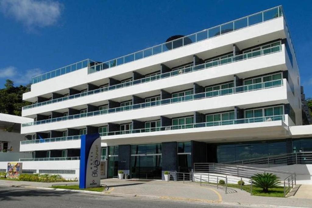 un gran edificio blanco con muchas ventanas en Flat Beira-Mar Blue Sunset, en João Pessoa