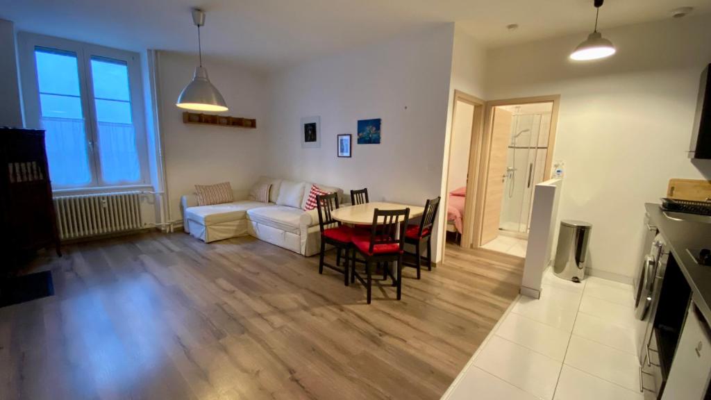 un salon avec un canapé blanc et une table dans l'établissement DANIELE, à Strasbourg