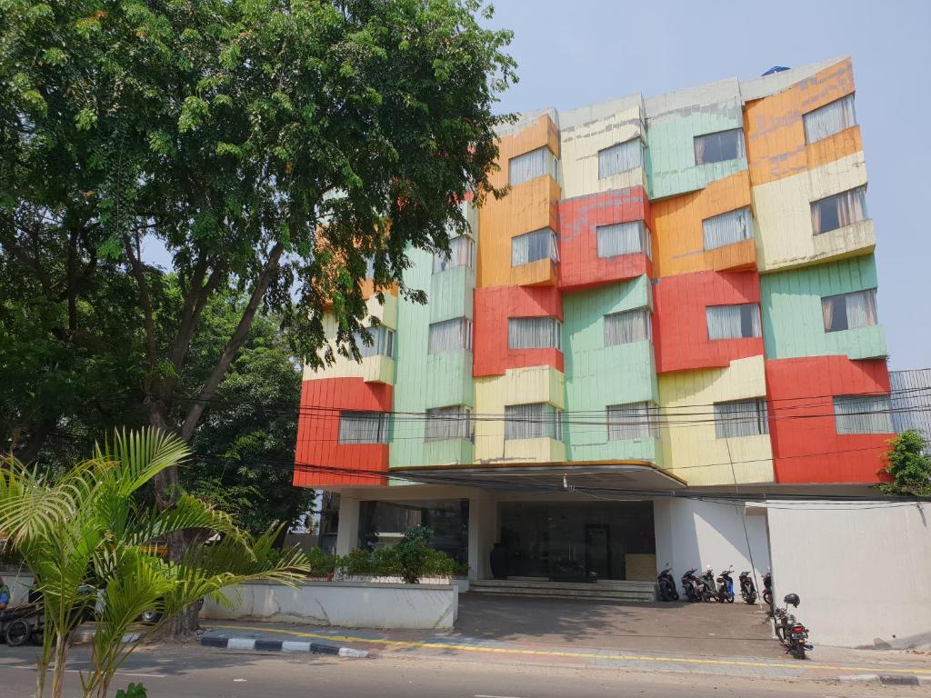 een gebouw met kleurrijke panelen aan de zijkant bij N3 Zainul Arifin Hotel in Jakarta