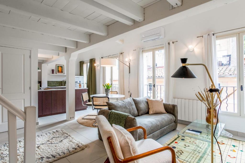 un salon avec un canapé et une table dans l'établissement Appartement Cezanne - Welkeys, à Aix-en-Provence