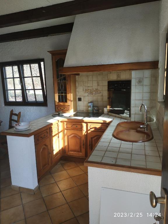 Kuchyňa alebo kuchynka v ubytovaní Maison de vacances Diff