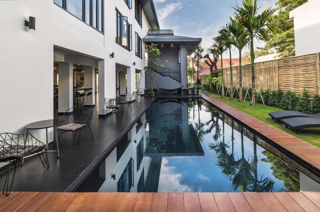 basen bez krawędzi na podwórku domu w obiekcie iSilver Hotel w mieście Chiang Mai