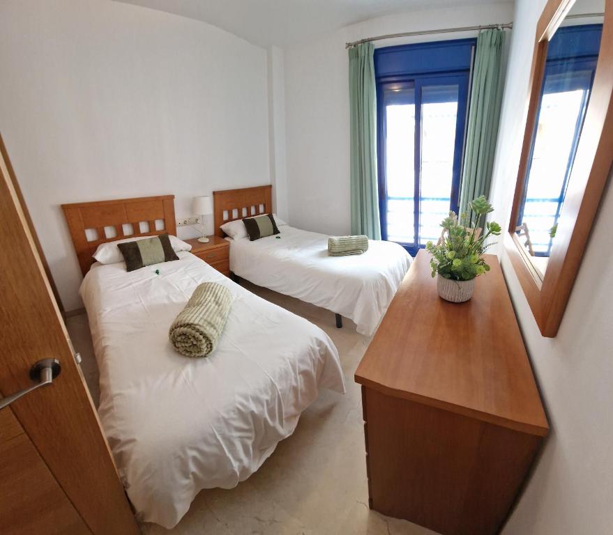pokój hotelowy z dwoma łóżkami i oknem w obiekcie Apartamento Centro Fuengirola w mieście Fuengirola
