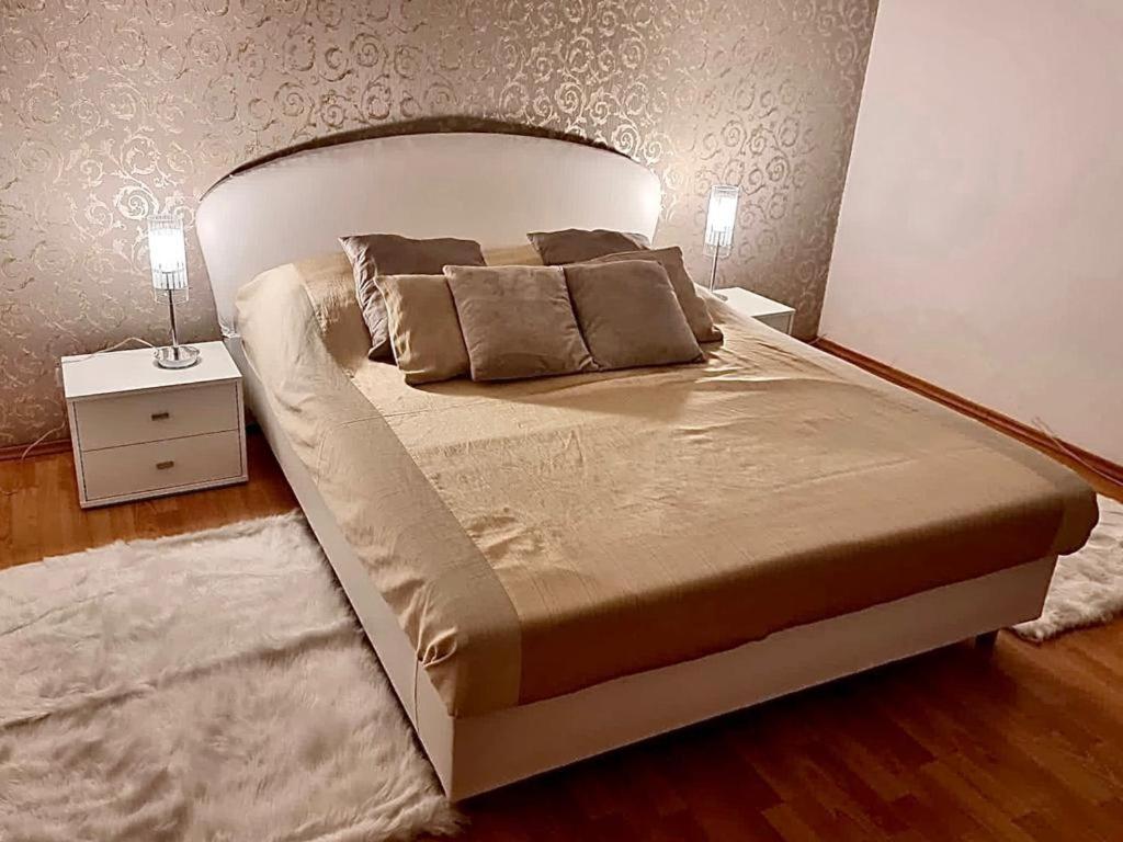 Ένα ή περισσότερα κρεβάτια σε δωμάτιο στο Cozy apartment near hockey & football stadium