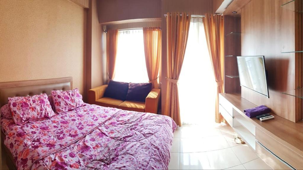 1 dormitorio con cama y ventana en Apartemen Margonda Residence 3, en Kemirimuka Dua