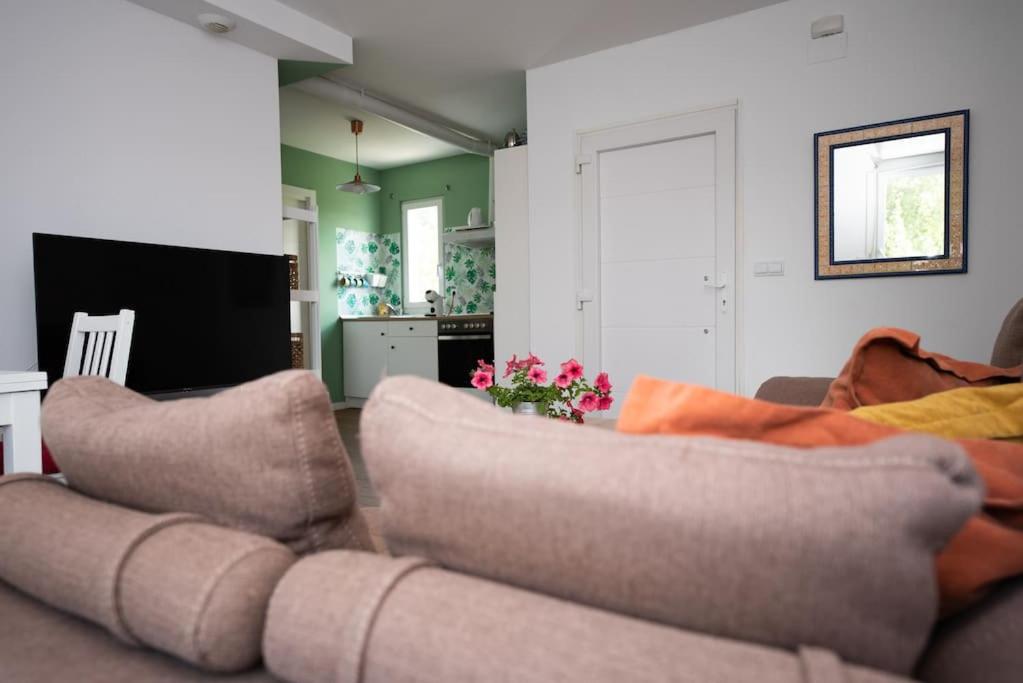 un soggiorno con divano e tavolo di 4 Mares Apartamentos A a Loredo