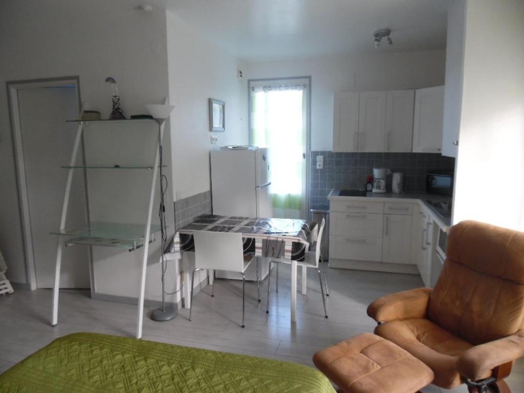 Kuchyňa alebo kuchynka v ubytovaní Studio avec Balcon et Terrasse, Parking, à 50m des Cures – 2 étoiles – Animaux Bienvenus - FR-1-703-123