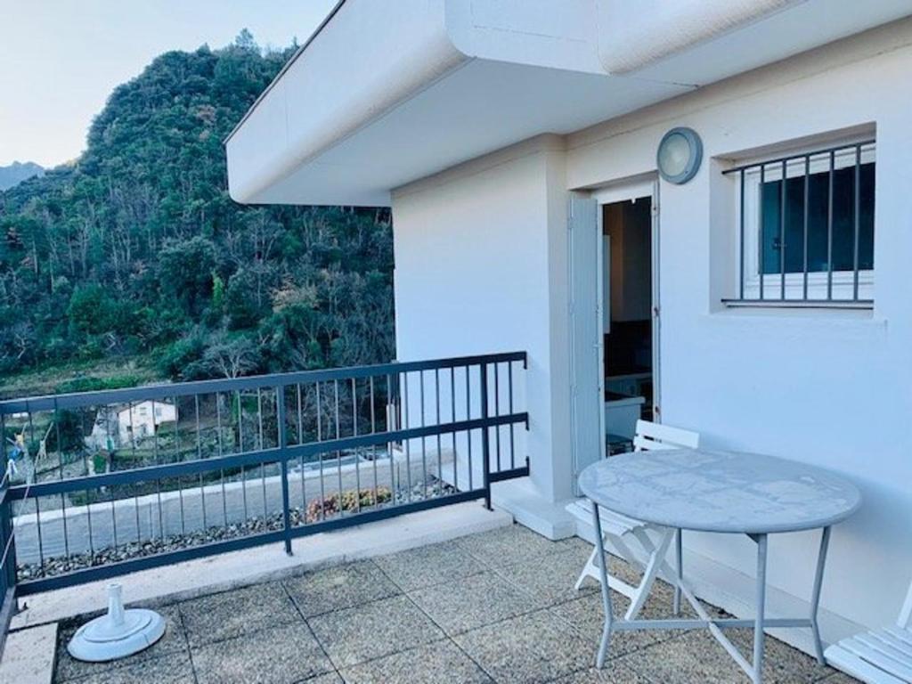 Balkón alebo terasa v ubytovaní Studio avec Balcon et Terrasse, Parking, à 50m des Cures – 2 étoiles – Animaux Bienvenus - FR-1-703-123