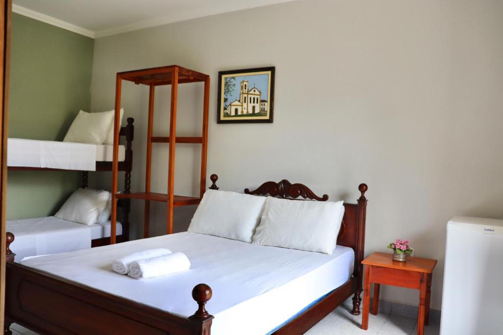 a bedroom with a bed and a bunk bed at Casa Fiorelli in Cunha