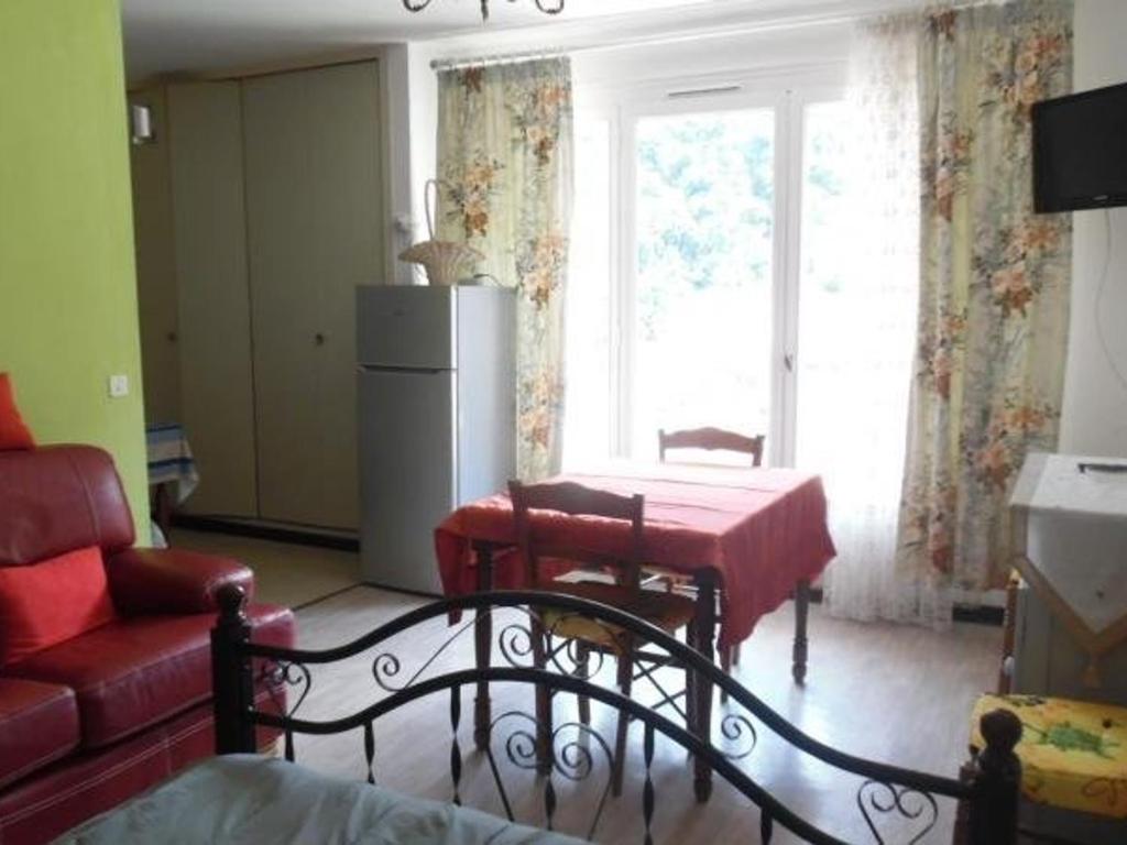 Posedenie v ubytovaní Studio cosy avec balcon et parking, à 50m des Thermes d'Amélie-les-Bains - FR-1-703-136