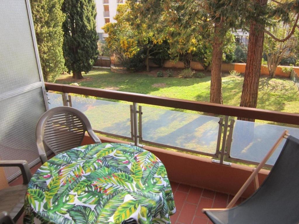une chaise sur un balcon avec vue sur la cour dans l'établissement Appartement F2 à Amélie-les-Bains, Terrasse, Parking, Wifi, Animaux OK - FR-1-703-133, à Amélie-les-Bains-Palalda