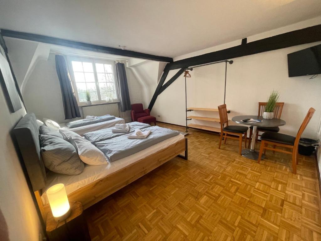 Hotel Schloss Walbeck - Triple Room With Private Bathroom