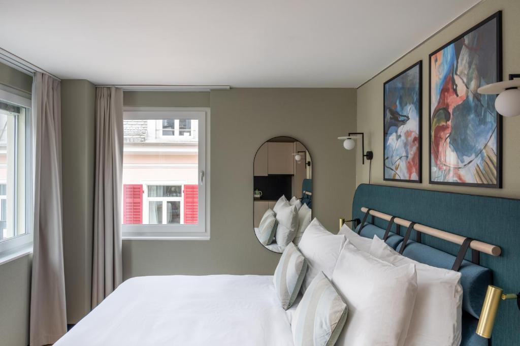 
Medium Studio with Kitchen and Balcony
