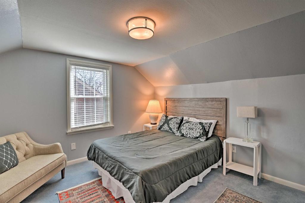 una camera con letto e divano di Spacious Lexington Studio 2 Miles to Rupp Arena a Lexington