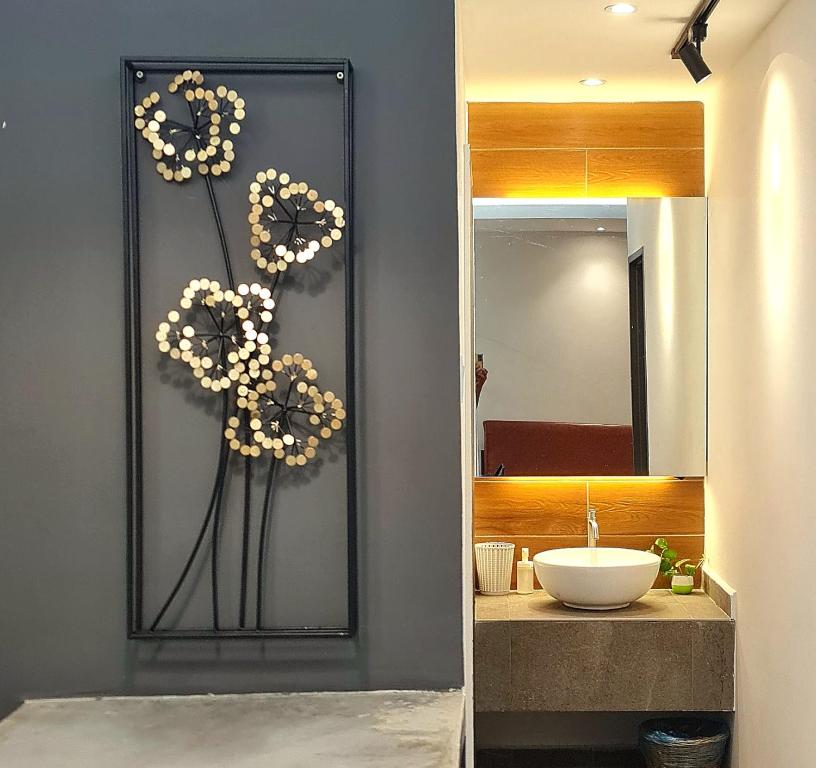 een badkamer met een spiegel en een wastafel bij Mahkota Pool View Apartment near A’Famosa & Jonker in Melaka
