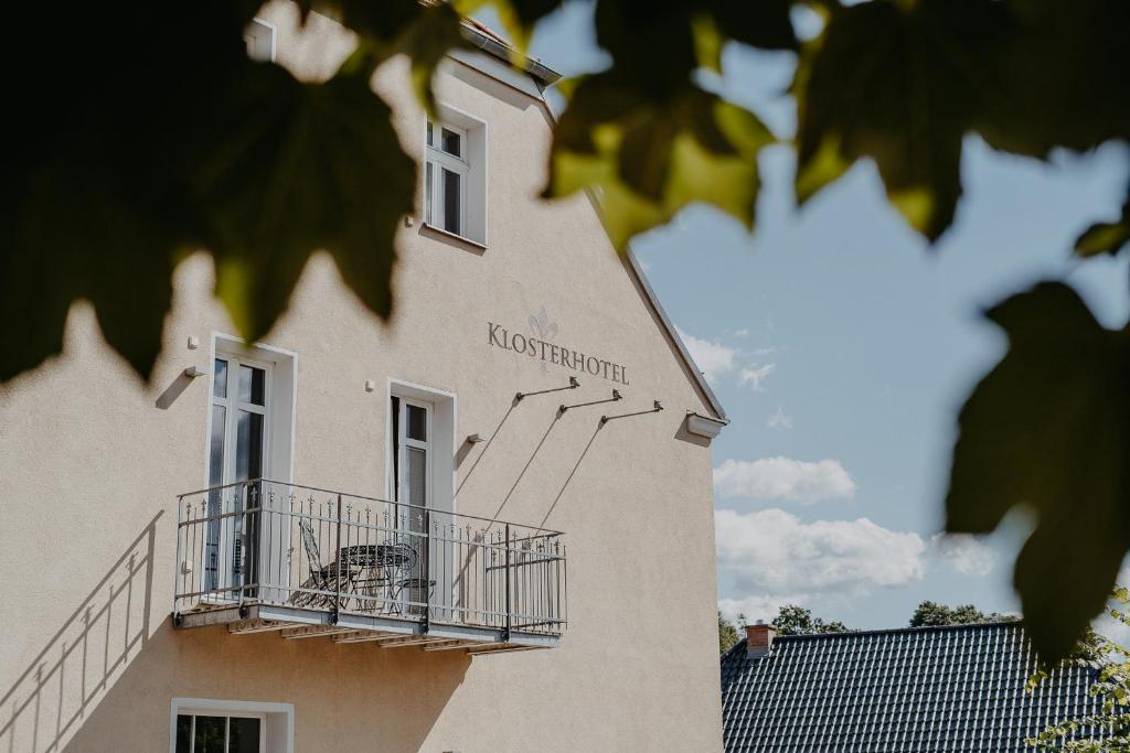 a building with a balcony on the side of it at Klosterhotel Neuzelle in Neuzelle