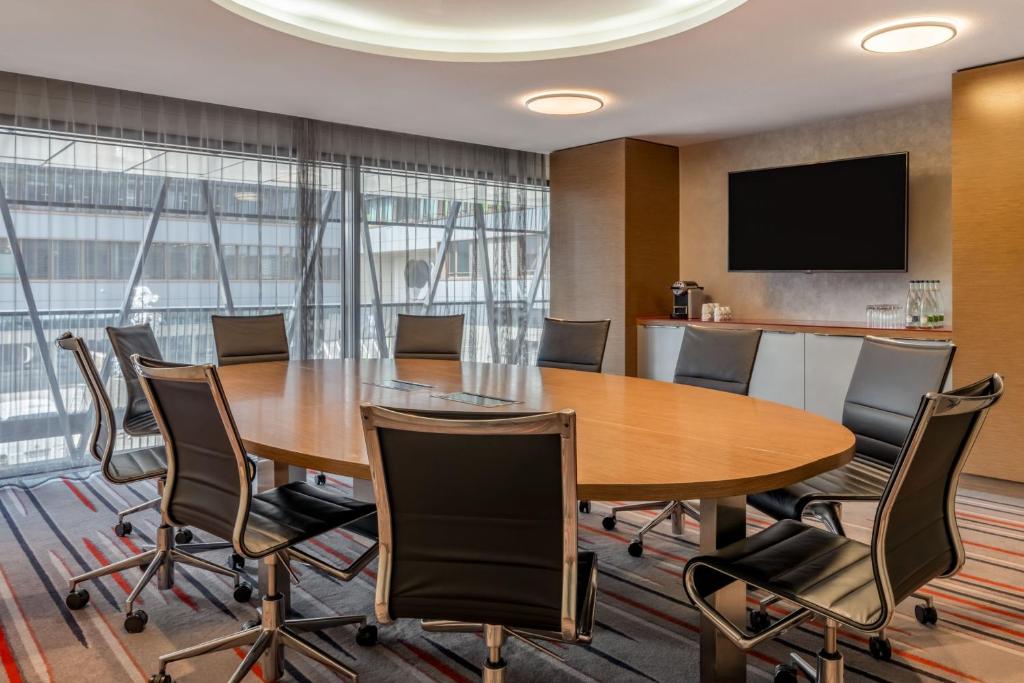 TV a/nebo společenská místnost v ubytování Sheraton Zürich Hotel