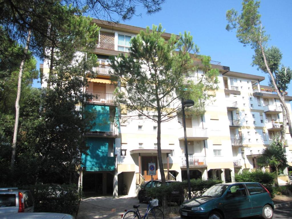 ein Gebäude mit einem davor geparkt in der Unterkunft Appartamento Vigna del Mar in Lido