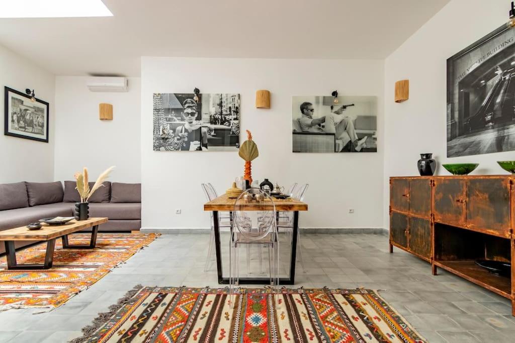 uma sala de estar com um sofá e uma mesa em Maison Meurisse Marrakech em Marrakech