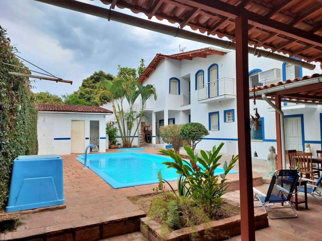 uma villa com uma piscina e uma casa em BUONA SORTE em Lençóis