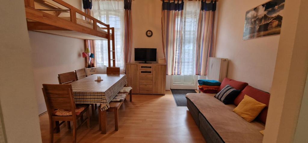 TV a/nebo společenská místnost v ubytování ciao-aschau Haus zur Burg Ap104 Pabst