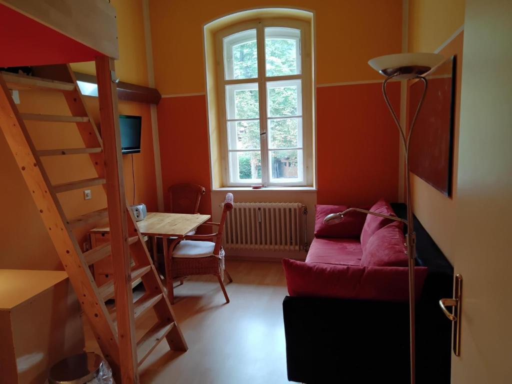 Habitación con litera, escritorio y escalera. en ciao-aschau Haus zur Burg Ap102 Biedermann, en Aschau