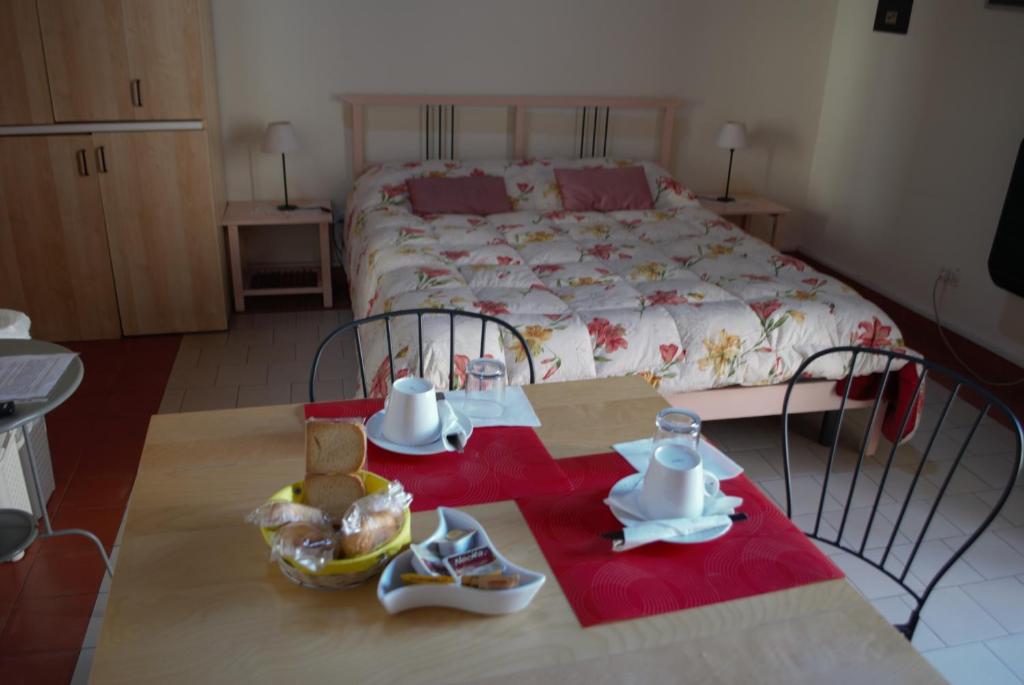 um quarto com uma cama e uma mesa com comida em Al Mare In Città em Catânia