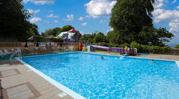 uma grande piscina azul com um escorrega aquático em Bay View Villas em Bucks Mills