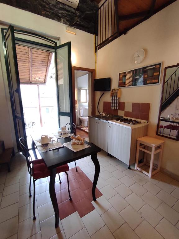 salon ze stołem i kuchnią w obiekcie Al Mare In Città w Katanii