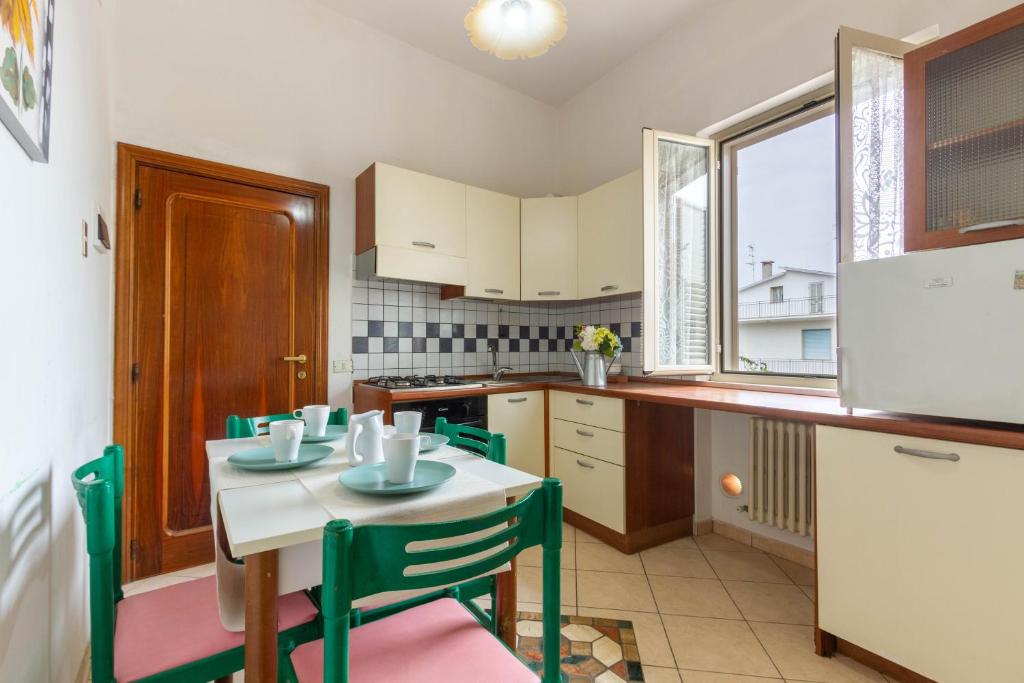 Il comprend une cuisine équipée d'une table et de chaises. dans l'établissement Appartamento Ester Bilo - MyHo Casa, à Tortoreto Lido