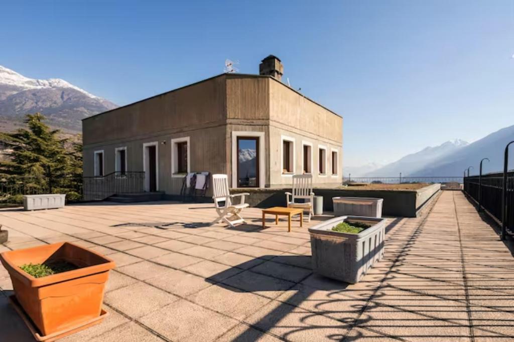 - un grand patio avec un bâtiment en haut dans l'établissement Attico esclusivo Teatro Romano, à Aoste
