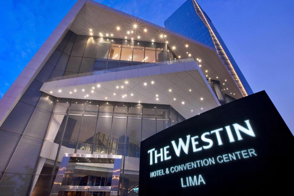 um edifício com um sinal em frente em The Westin Lima Hotel & Convention Center em Lima