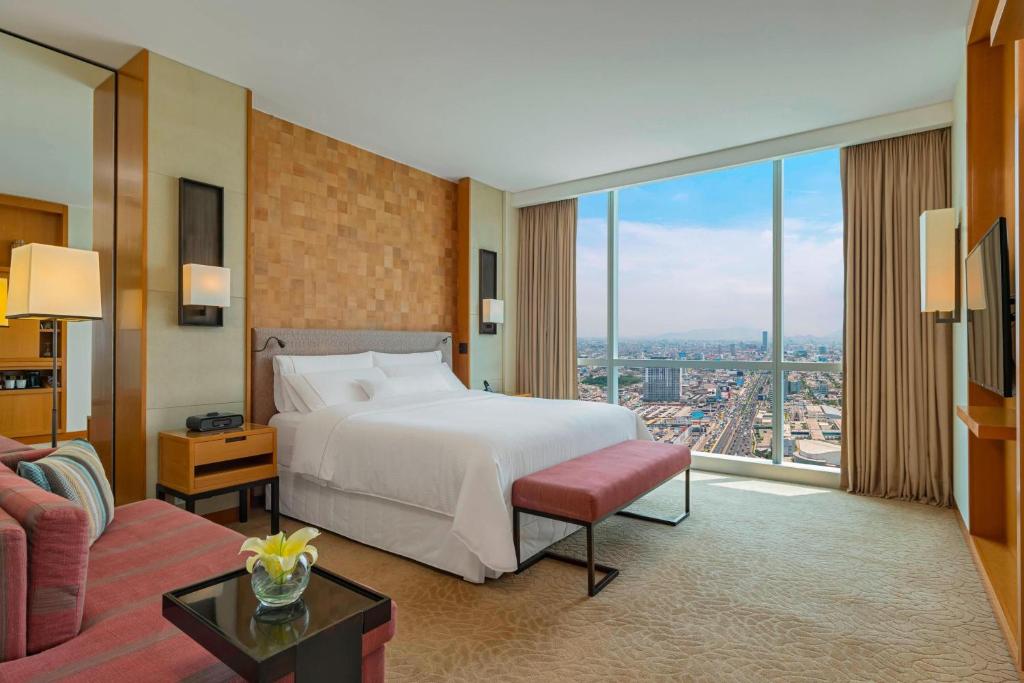 Voodi või voodid majutusasutuse The Westin Lima Hotel & Convention Center toas