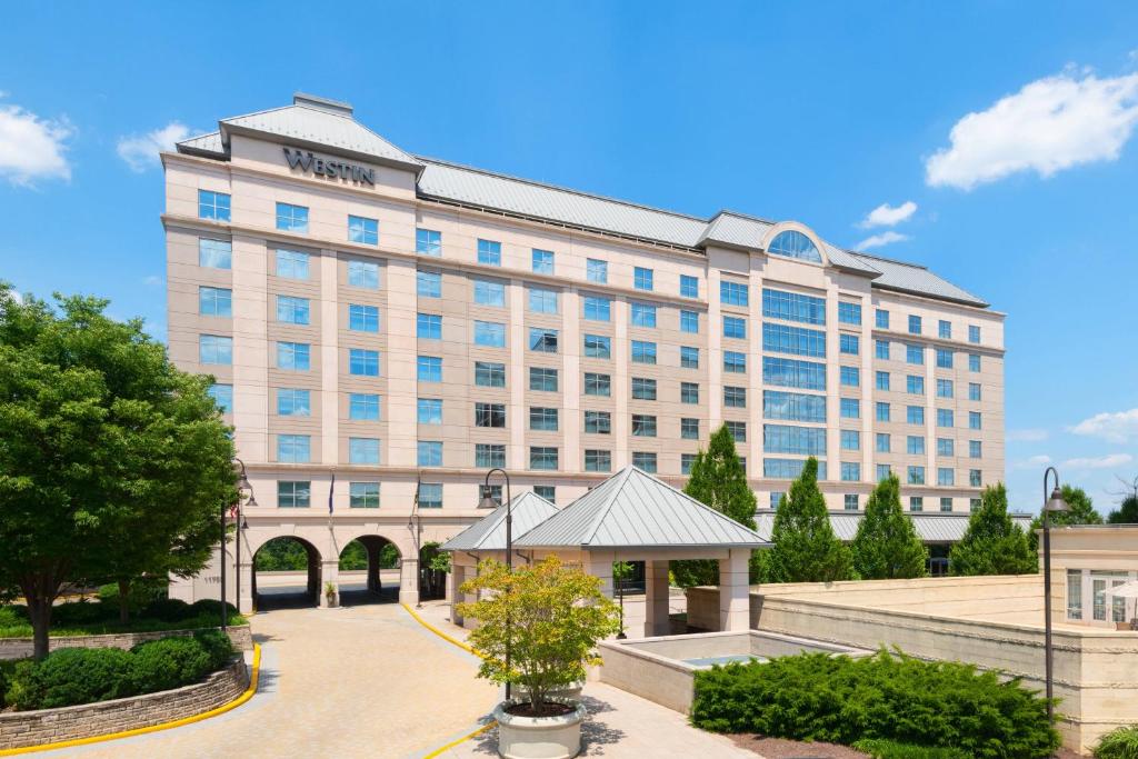 un edificio de hotel con un cenador en un patio en The Westin Reston Heights en Reston