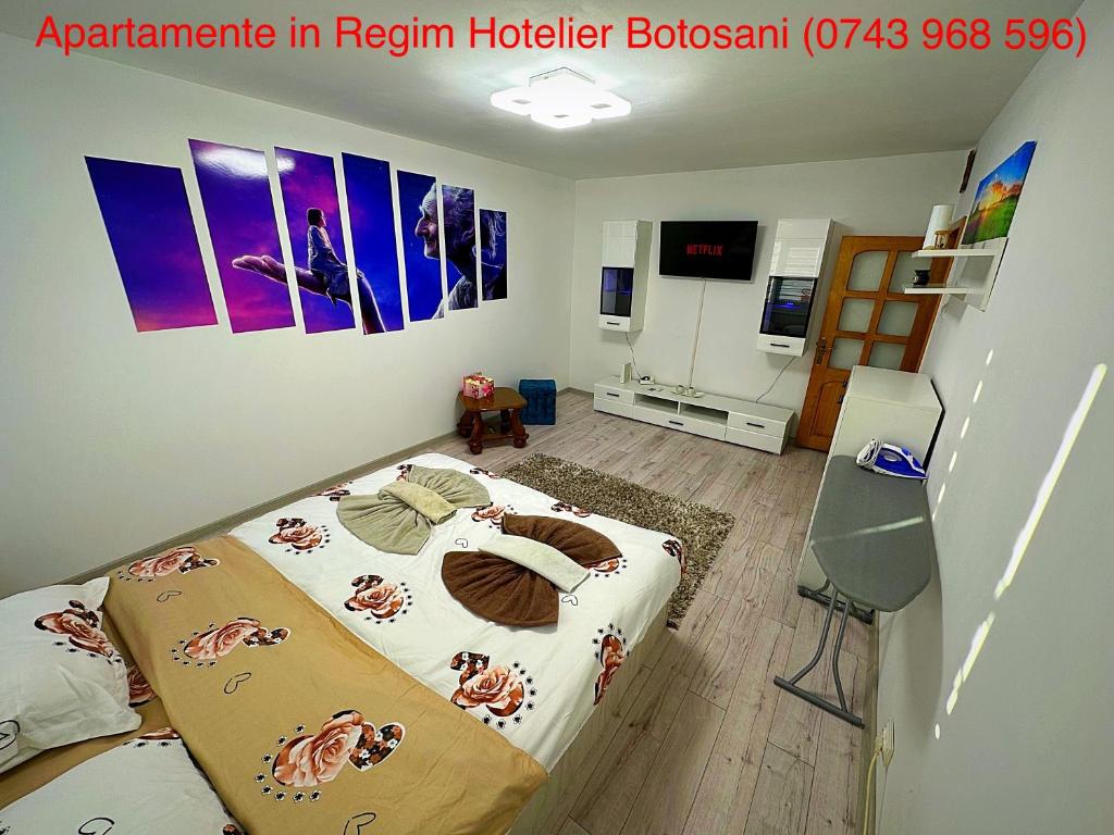 Apartament Uvertura Mall/Lidl cu parcare gratuita في بوتوساني: غرفة نوم بسرير في غرفة