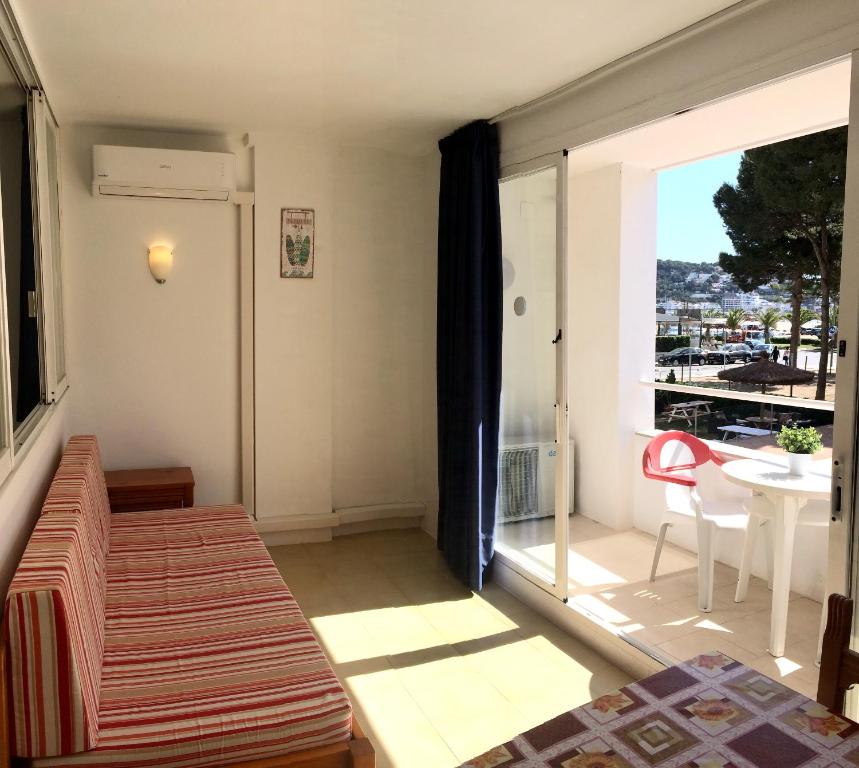 um quarto com uma cama e uma varanda com vista em Trill Mirasol B estudio 1a linea mar em L'Estartit