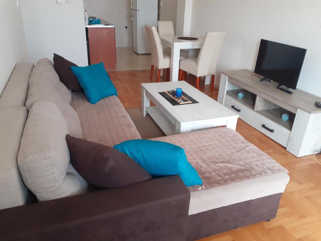 ein Wohnzimmer mit einem Sofa und einem Tisch in der Unterkunft Ballet apartament in Skopje