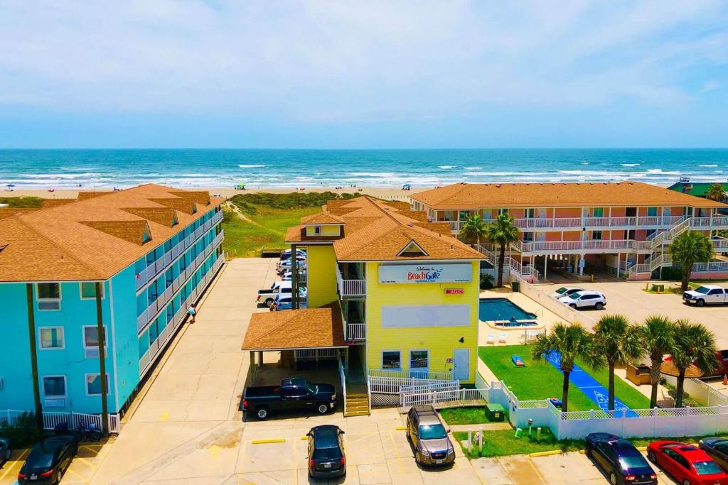 eine Luftansicht eines Resorts mit Meerblick in der Unterkunft BeachGate CondoSuites and Oceanfront Resort in Port Aransas