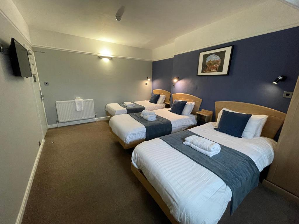 The George Hotel - Triple Room With Shared Bathroom