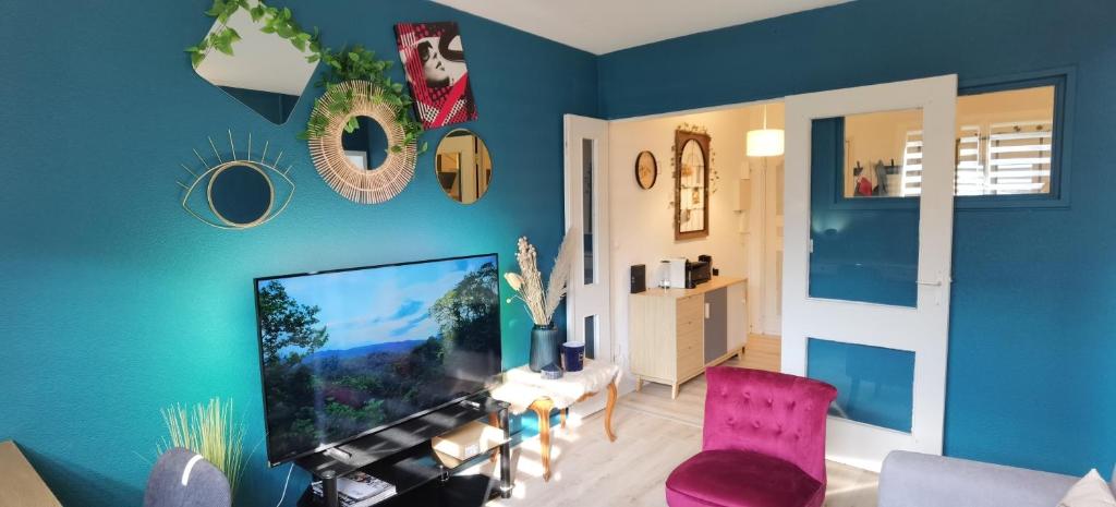 Televízia a/alebo spoločenská miestnosť v ubytovaní Charmant T2 proche Château, Gare, UCO, Parking privé
