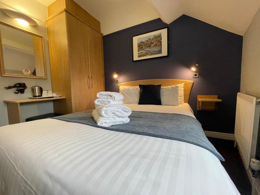 The George Hotel - Double Room With Shared Bathroom