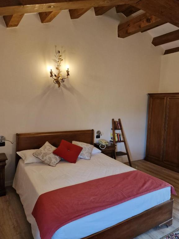 Postel nebo postele na pokoji v ubytování La Tavernetta Al Castello