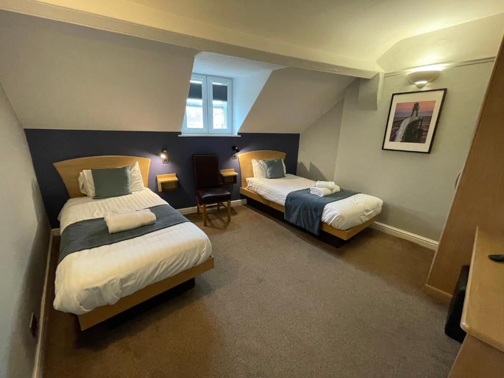 The George Hotel - Twin Room With Shared Bathroom