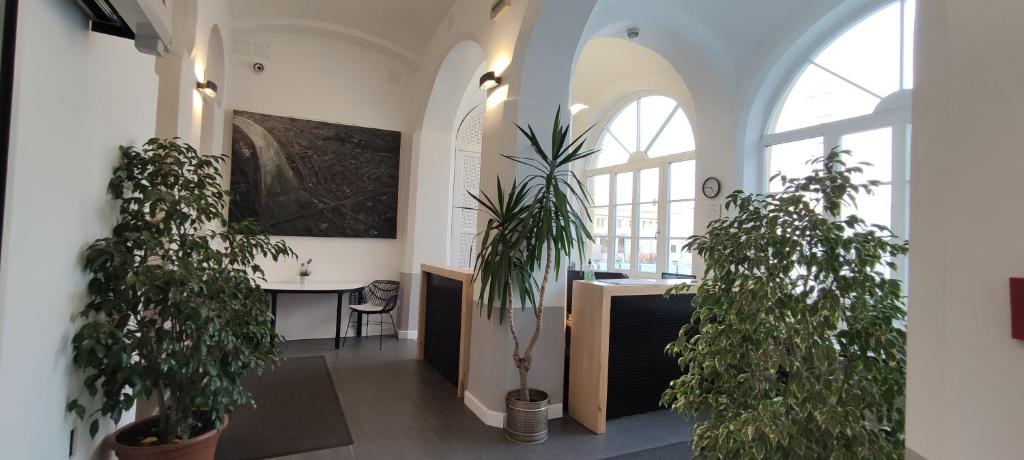 Televízia a/alebo spoločenská miestnosť v ubytovaní Budapest Csaszar Hotel