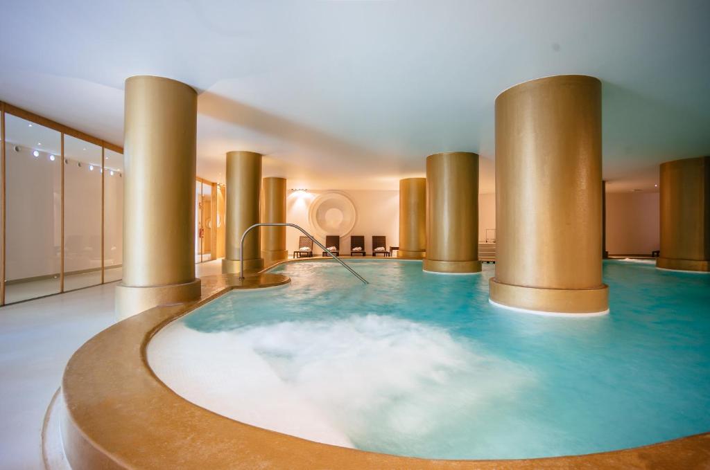 A piscina localizada em Axis Vermar Conference & Beach Hotel ou nos arredores