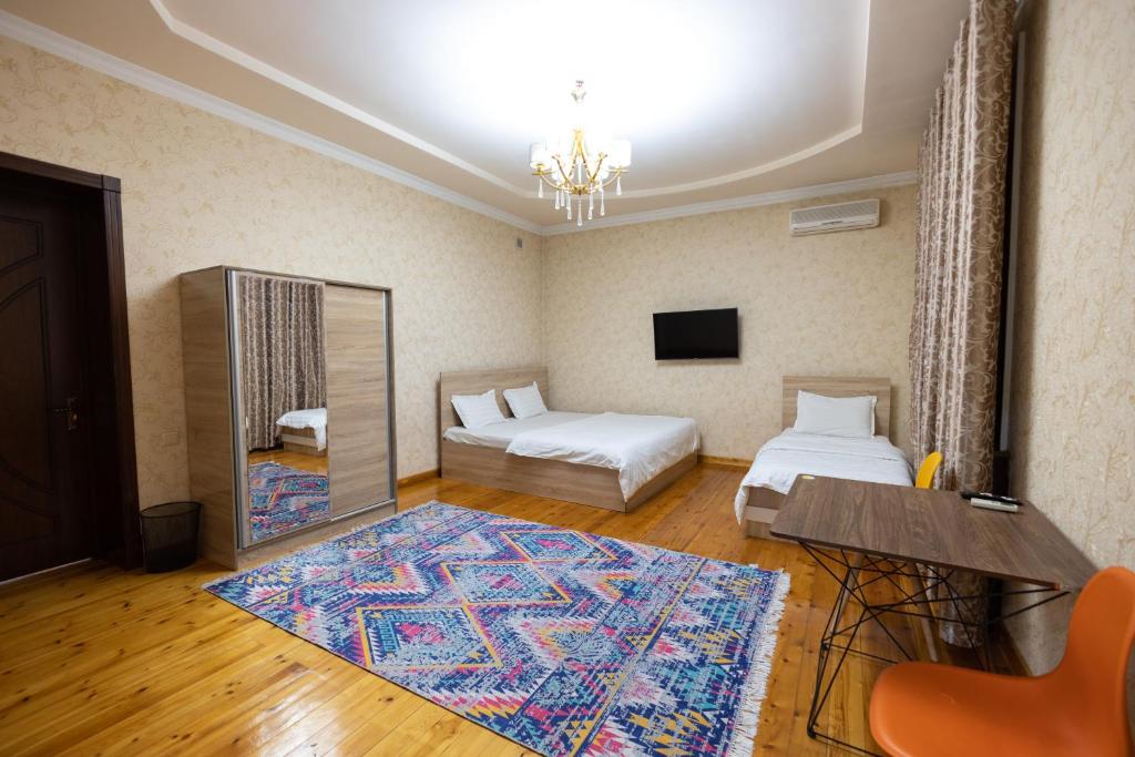 Cette chambre comprend 2 lits et un miroir. dans l'établissement Central Park, à Tachkent