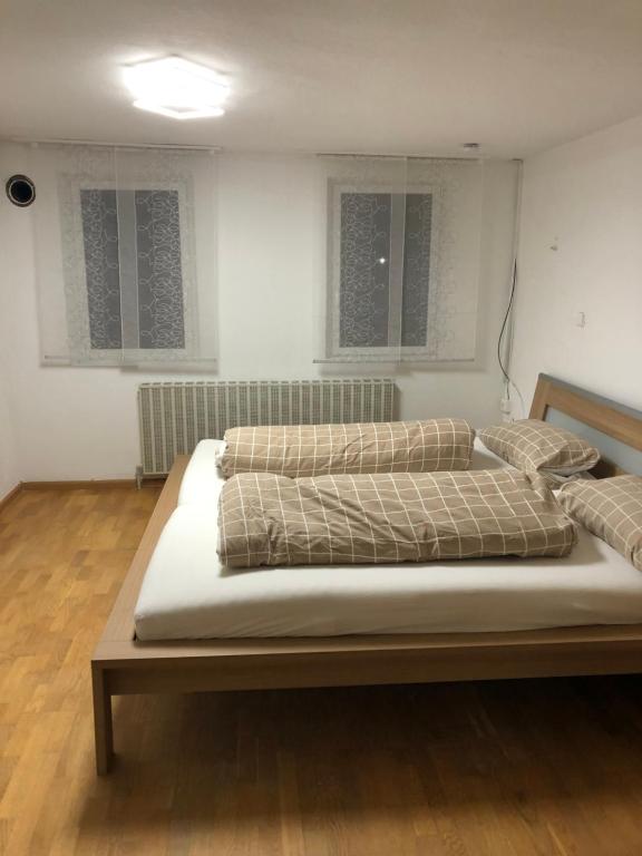 Katil atau katil-katil dalam bilik di Gästehaus mit 5 separaten Schlafzimmern für 9 Personen, 24 h check in direkte Nähe Landesgartenschau