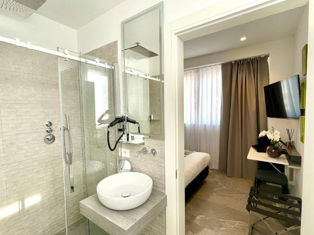 uma casa de banho com um WC e uma cabina de duche em vidro. em Le Muraine em Bérgamo