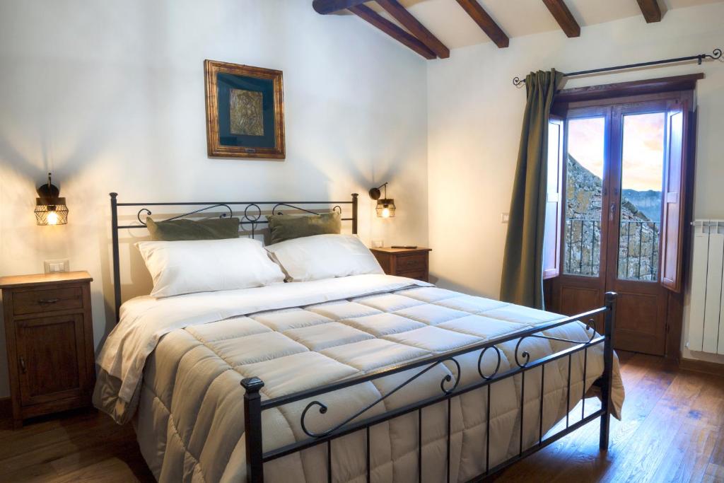 1 dormitorio con cama y ventana en La Finestra su Civita, en Lubriano